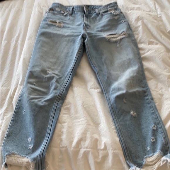 Abercrombie & Fitch Denim - Abercrombie & Fitch Mom Jean w distressed hem Abercrombie & Fitch Denim - Abercrombie & Fitch Mom Jean w distressed hem